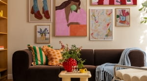 Wieloelementowa kolekcja obrazów w tej aranżacji tworzy spójną całość dzięki zbliżonej kolorystyce i klimatowi vintage. Zarówno na płótnach, jak i w całym salonie wyczuwalna jest swobodna, radosna energia.