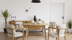 Stół z krzesłami.