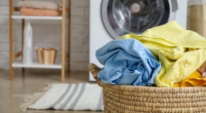 Pęknięty wężyk od pralki w środku nocy – ile naprawdę kosztują nagłe awarie hydrauliczne w bloku?