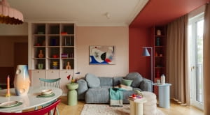 W tym mieszkaniu kolor nie jest dodatkiem, lecz pełnoprawnym bohaterem, który kreuje przestrzeń pełną emocji. Na zdjęciu niebieska sofa to model marki Optisofa, a stojąca niebieska lampa producenta Aldex. Na niebieskim stoliku ze sklepu Jotex wyeksponowano wazon Nana Malwiny Konopackiej. Honorowe miejsce nad sofą zajmuje obraz Agnieszki Pietrzykowskiej.