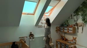 Głównym zadaniem rolet wewnętrznych do okien dachowych jest dekoracja pomieszczenia. Poza tą podstawową funkcją oferują jeszcze wiele udogodnień – tj. chronią przed promieniami UV czy pozwalają kontrolować ilość światła wpadającego do pomieszczenia.