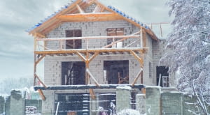 Budowa domu bywa najważniejszą i największą inwestycją w życiu, dlatego trzeba się do niej dobrze przygotować – również pod względem terminów.