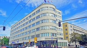 Budynek ZUS, ul. 10 Lutego 24. Zaprojektowany przez Romana Piotrowskiego jako siedziba Zakładu Ubezpieczeń Społecznych, zrealizowany w latach 1935 - 36. Jeden z symboli modernistycznej architektury Gdyni. Po wojnie był siedzibą Polskich Linii Oceanicznych, dziś mieszczą się tu różne firmy i instytucje - m.in. Miejska Informacja Turystyczna