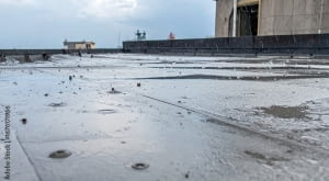 Dlaczego wilgoć to największy wróg dachów płaskich?
