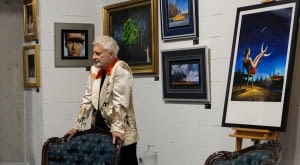 Rafał Olbiński poczas wernisażu wystawy "Desire"