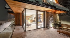 Budowa domu to bardzo ambitne przedsięwzięcie. Nie oznacza to jednak, że nie poradzimy sobie z takim wyzwaniem. Wystarczy solidne przygotowanie – od zapewnienia finansowania, przez wybór istotnych elementów, takich jak okna, aż po dostosowanie projektu domu do naszego stylu życia.