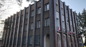 Budynek Dyrekcji Naczelnej Huty o urozmaiconej fasadzie, z obfitym użyciem cegły klinkierowej, jest najlepiej zachowanym przykładem stylu art déco w Stalowej Woli.