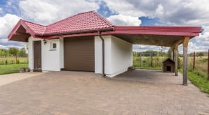 Wiata czy garaż? Porównujemy rozwiązania