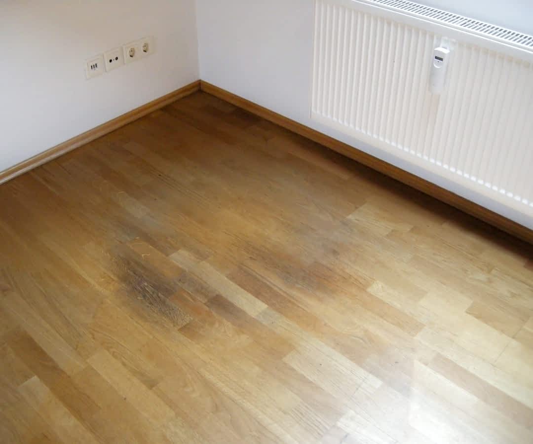 Jak wybrać listwy przypodłogowe drewniane do eleganckiego wnętrza