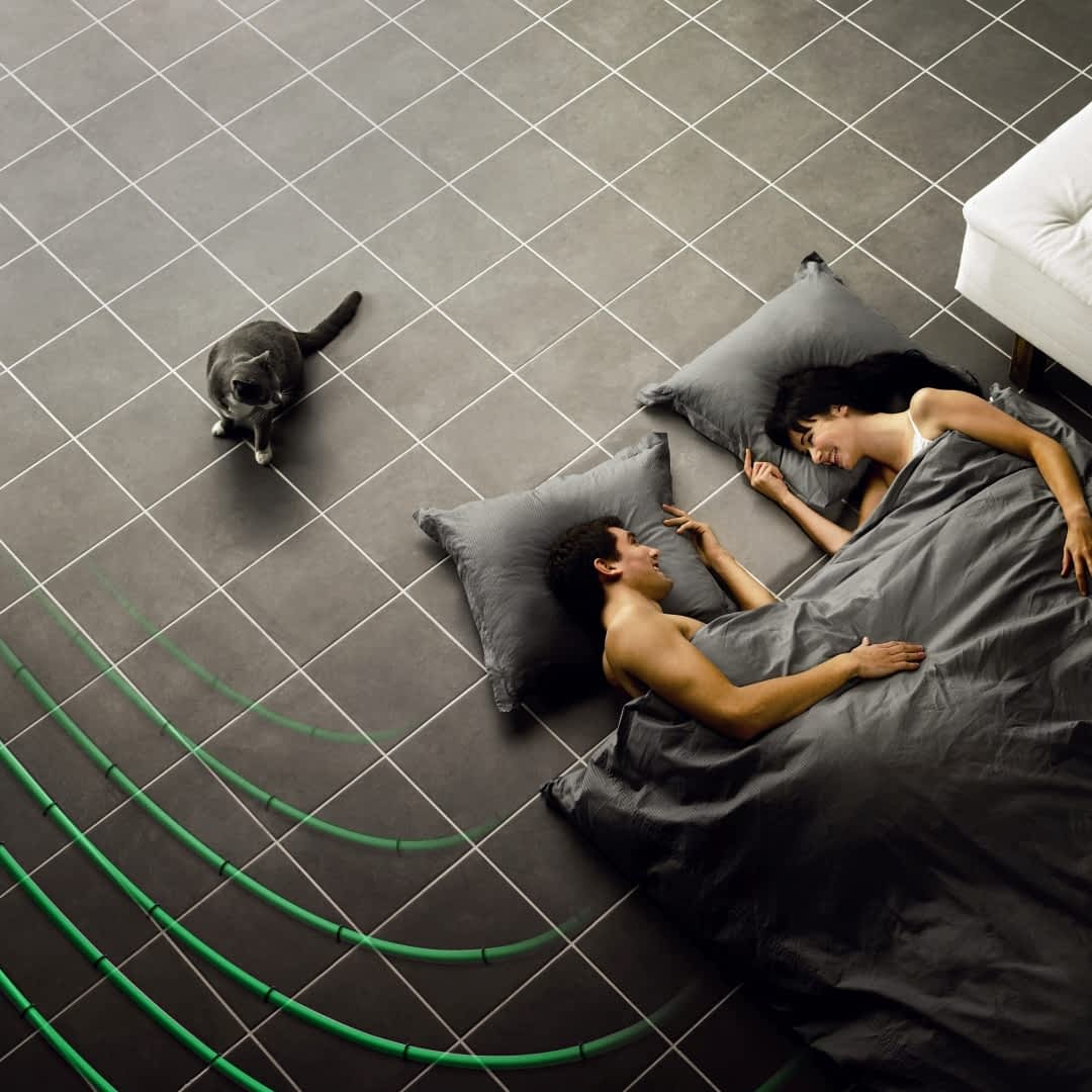 Делают ли теплые полы в спальне. Плитка в спальне на полу. Теплый пол в спальне. Теплый пол в интерьере. Отопление и теплый пол в частном доме.