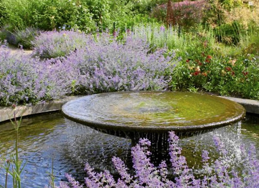 OGROD OCZKO WODNE FONTANNA ROSLINY KWIATY KOCIMIETKA FOT. KATARZYNA DYRSKA PUBLIKACJA OGRODY NUMER SPECJALNY 1/2008 - OGROD DLA CIEBIE - 5 2008 SLOWA KLUCZOWE: OGRODY FONTANNY KWIATY ROSLINY WODA ZDJĘCIE DO WKŁADKI: PUBLIKACJA OGRODY NUMER SPECJALNY 1/2008 - OGROD DLA CIEBIE - CZASOPISMA