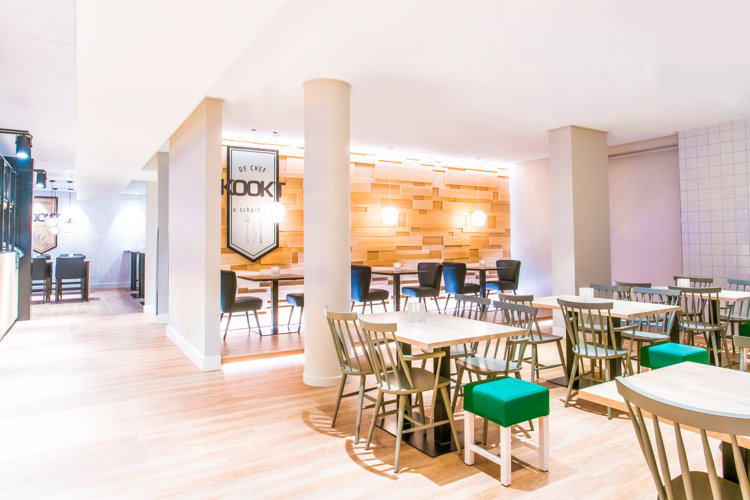 Grote_tafels_nieuw_hotelrestaurant_Preston_Palace