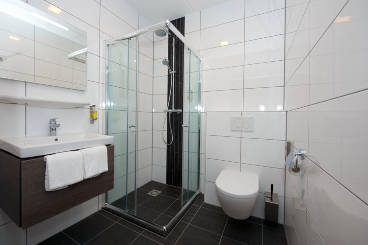 Badkamer_met_douche_en_toilet_Royal-hotelkamer_Preston_Palace