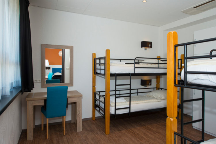 Twee_stapelbedden_en_bureau_Classic_Hotelkamer_Preston_Palace