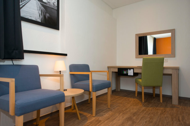 Zitje_met_bureau_in_Classic_hotelkamer_Preston_Palace