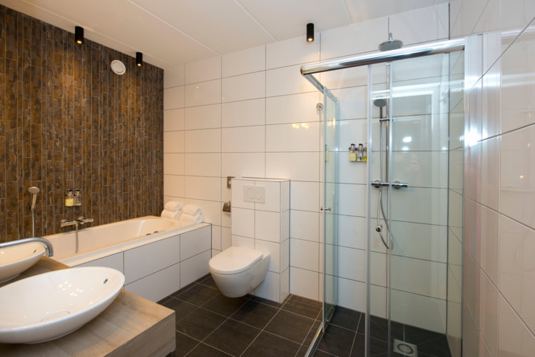 Stortdouche_in_luxe_badkamer_in_Suite_Preston_Palace