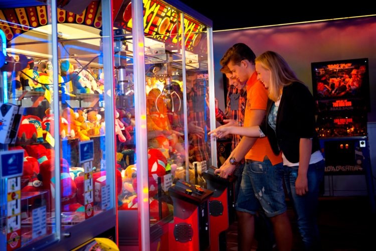 Gasten_spelen_in_de_automatenruimte_Preston_Palace