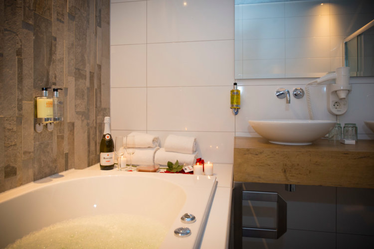 Bubbelbad_whirlpool_met_jetstreams_in_badkamer_luxe_Suite_Preston_Palace
