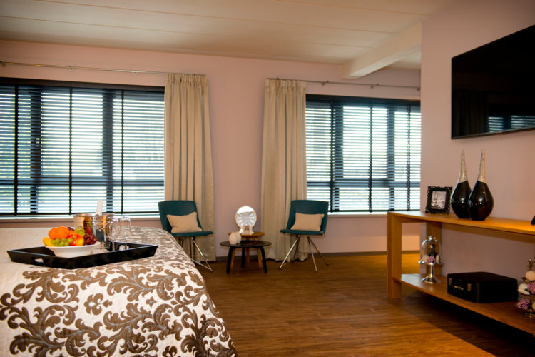 Kingsize_bed_en_mega_flatscreen_TV_in_luxe_Suite_Preston_Palace