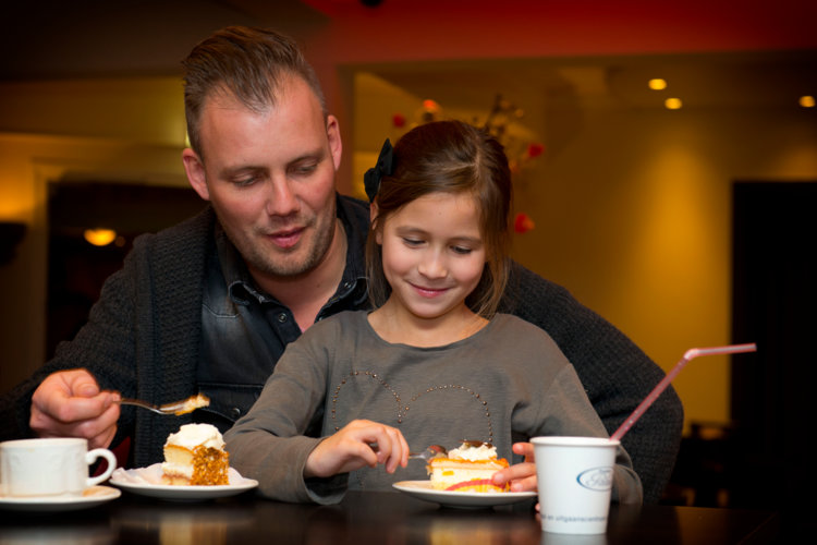 Papa_dochter_eten_taart__in_de_Koffiecorner_Preston_Palace_all-inclusive