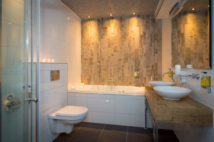 Royale_badkamer_met_whirlpool_stortdouche_Suite_Preston_Palace_all-inclusive_hotel