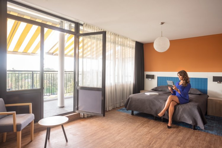 WEB-Balkon-Hotelkamer-4e-etage-bed-agnes-5