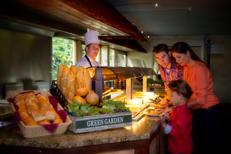 Gezin_uit_eten_buffet_uitgaanscentrum_Preston_Palace_all-inclusive
