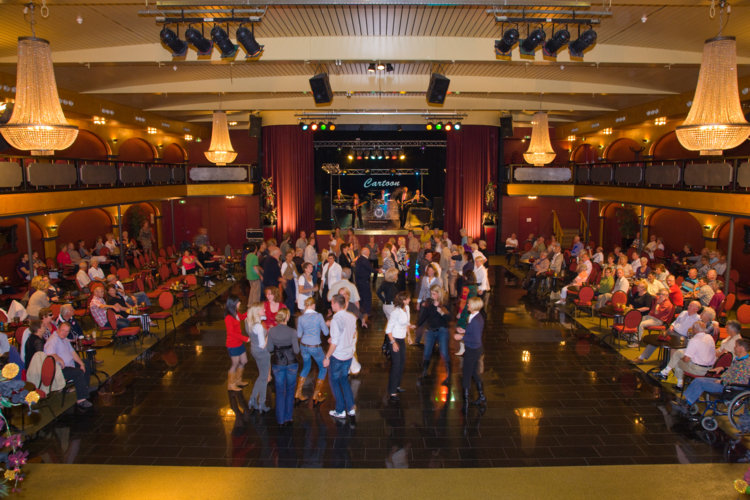 Gasten_op_de_dansvloer_live-muziek_Preston_Palace_all-inclusive
