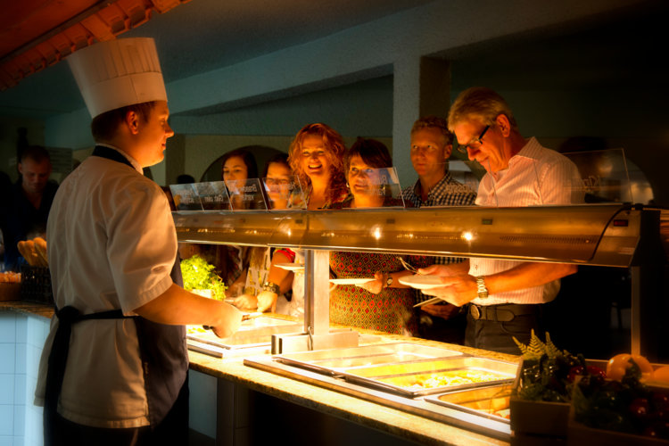 Familie_uit_eten_grillbuffet_uitgaanscentrum_Preston_Palace_all-inclusive