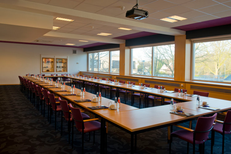 Grote_vergaderzaal_airco_daglicht_consumpties_wifi_faciliteiten_all-in_Preston_Palace