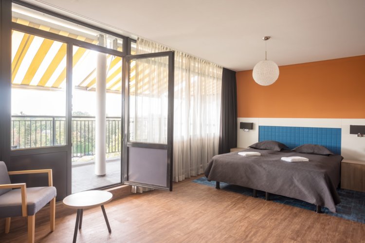 WEB-Balkon-Hotelkamer-4e-etage-bed