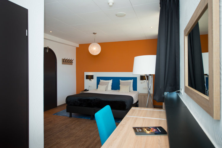 Bureau_en_tweepersoonsbed_in_Classic_Hotelkamer_Preston_Palace
