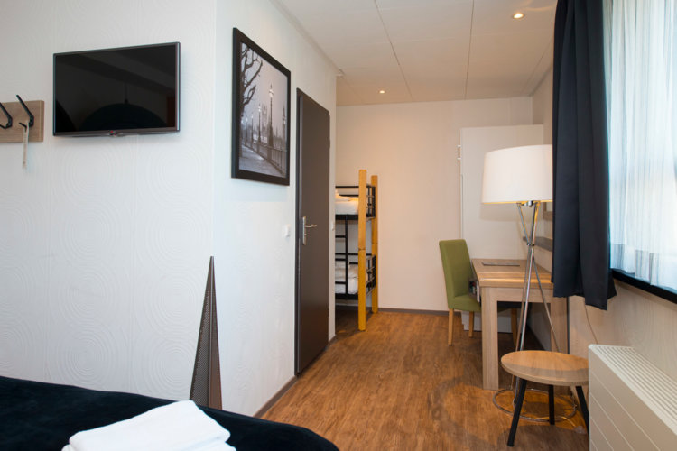 Stapelbed_bureau_vierpersoons_Classic_hotelkamer_Preston_Palace