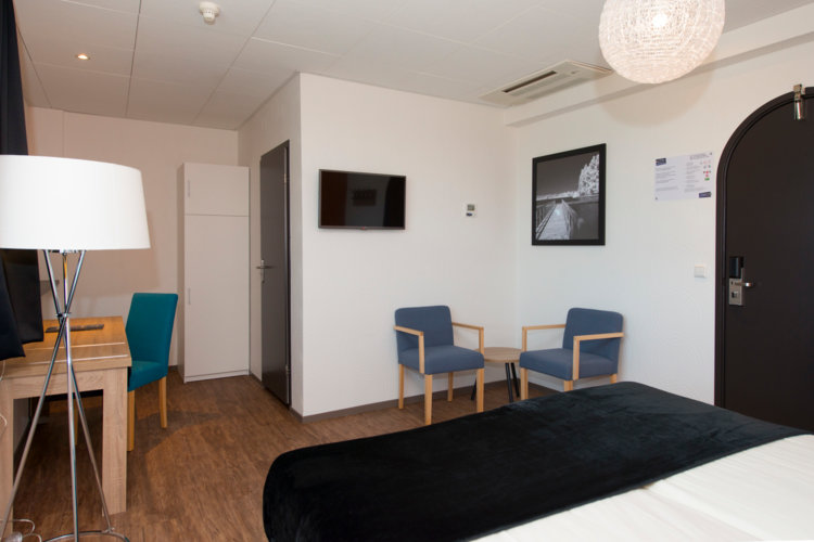Tweepersoonsbed_en_bureau_Classic_Hotelkamer_Preston_Palace