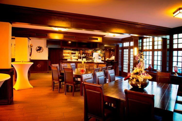 Sfeervolle_zaal_Boekerie_met_mooie_bar_en_royale_tafels_Preston_Palace