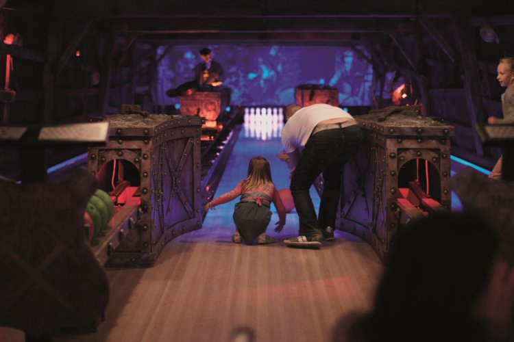 Vader_met_dochtertje_bowlen_all-inclusive_spelfaciliteit_Preston_Palace