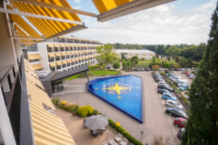 WEB-Balkon-Hotelkamer-3e-etage-uitzicht-blur