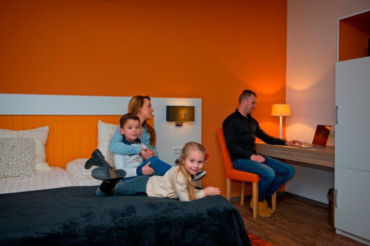 Gezin_met_kinderen_in_Royal_hotelkamer_Preston_Palace