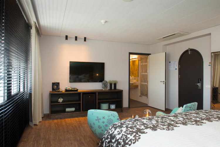 Royale_suite_met_zitje_Kingsize_bed_flatscreen_TV_Preston_Palace_all-in