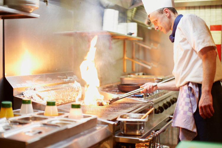 Kok_bereidt_lekker_eten_Bistro_a_la_Carte