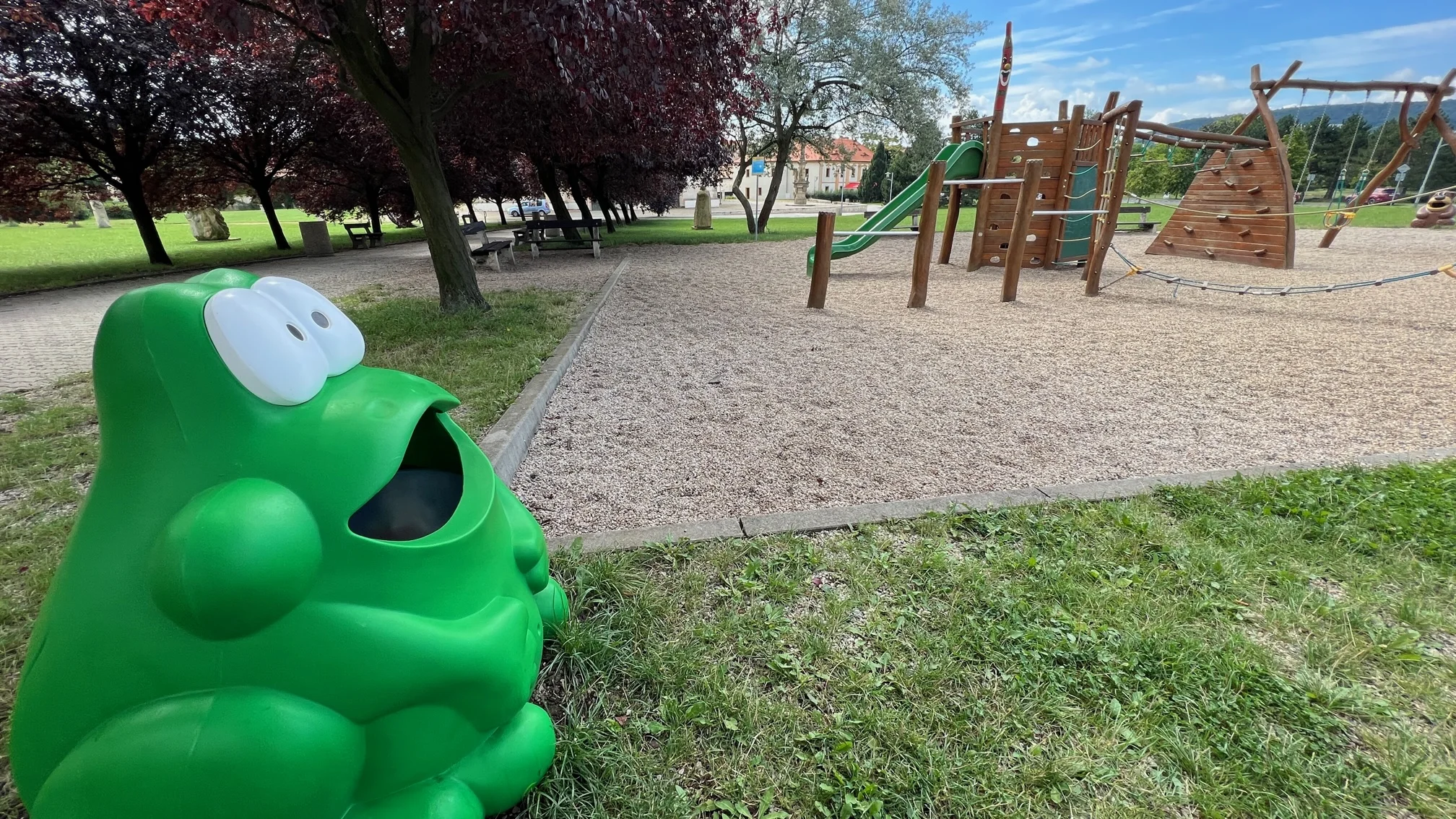 Kam s odpadky na dětských hřištích?