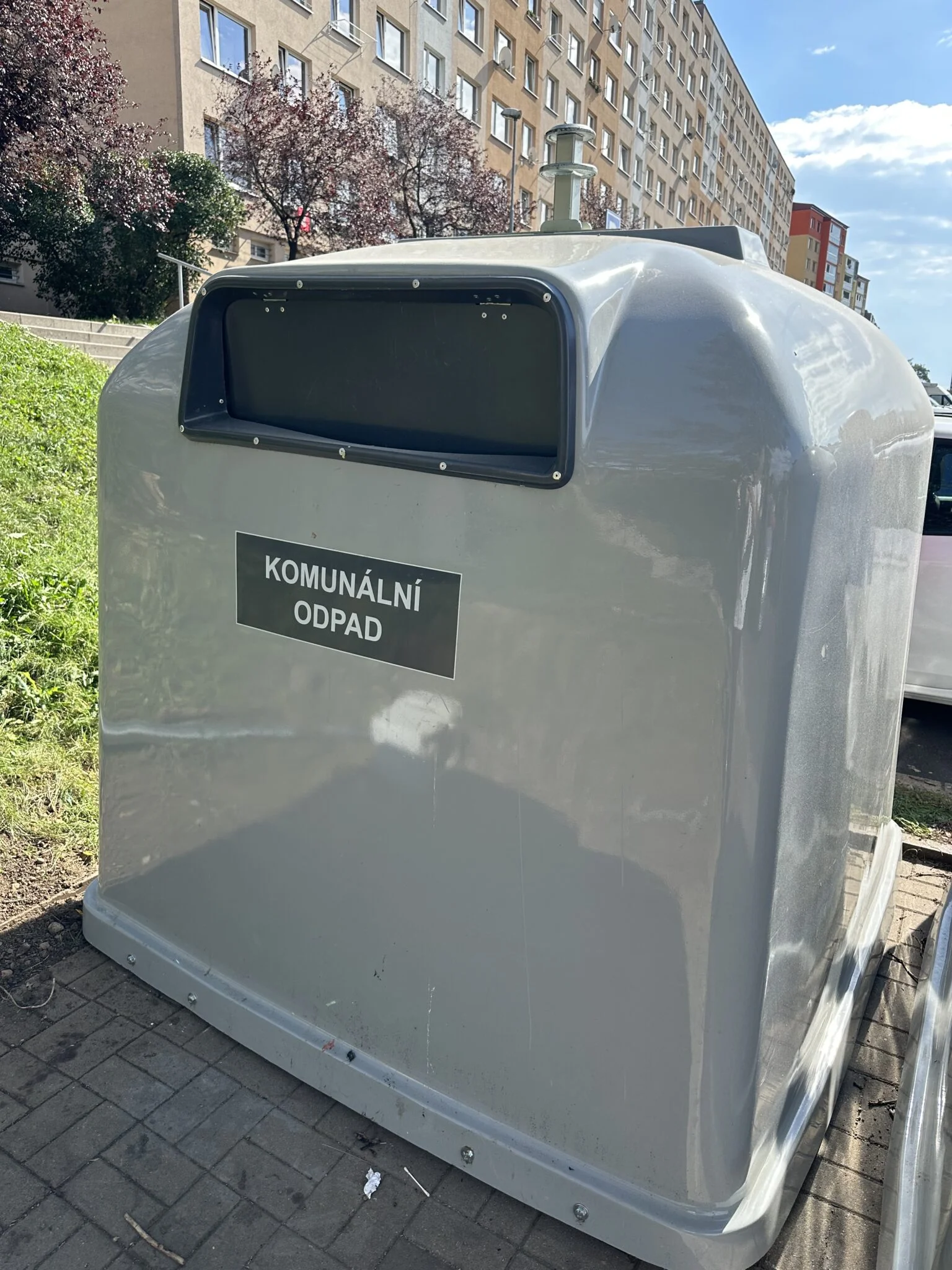 Větší vhoz u velkoobjemového nadzemního kontejneru