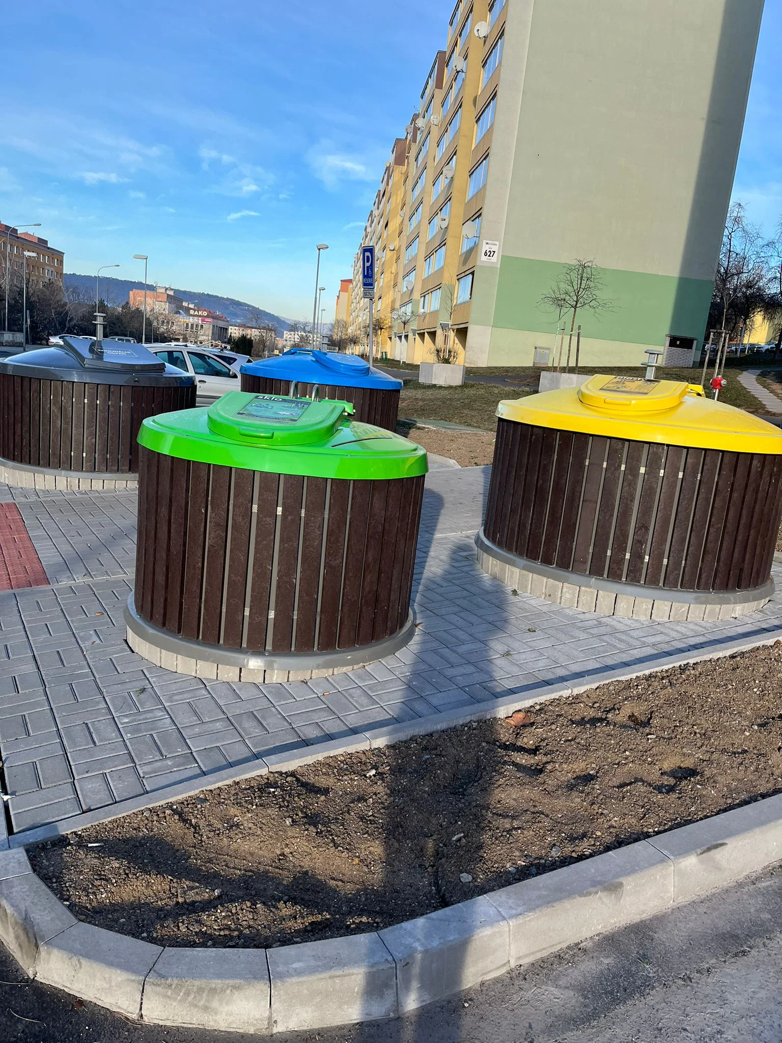 Nové polopodzemní kontejnery v České ulici