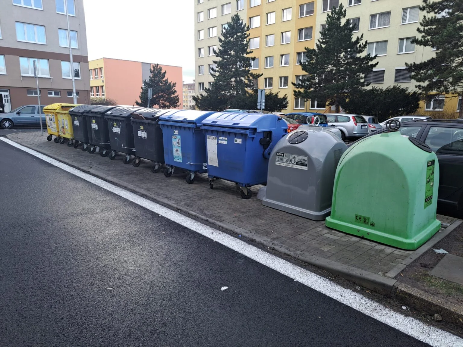 Do Lidické ulice byl umístěn kontejner na kovy (plechovky)