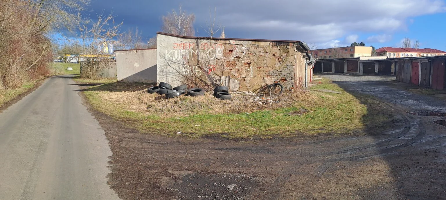 Okolí garáží v ulici Pionýrů není ani sběrný dvůr, ani kontejner!