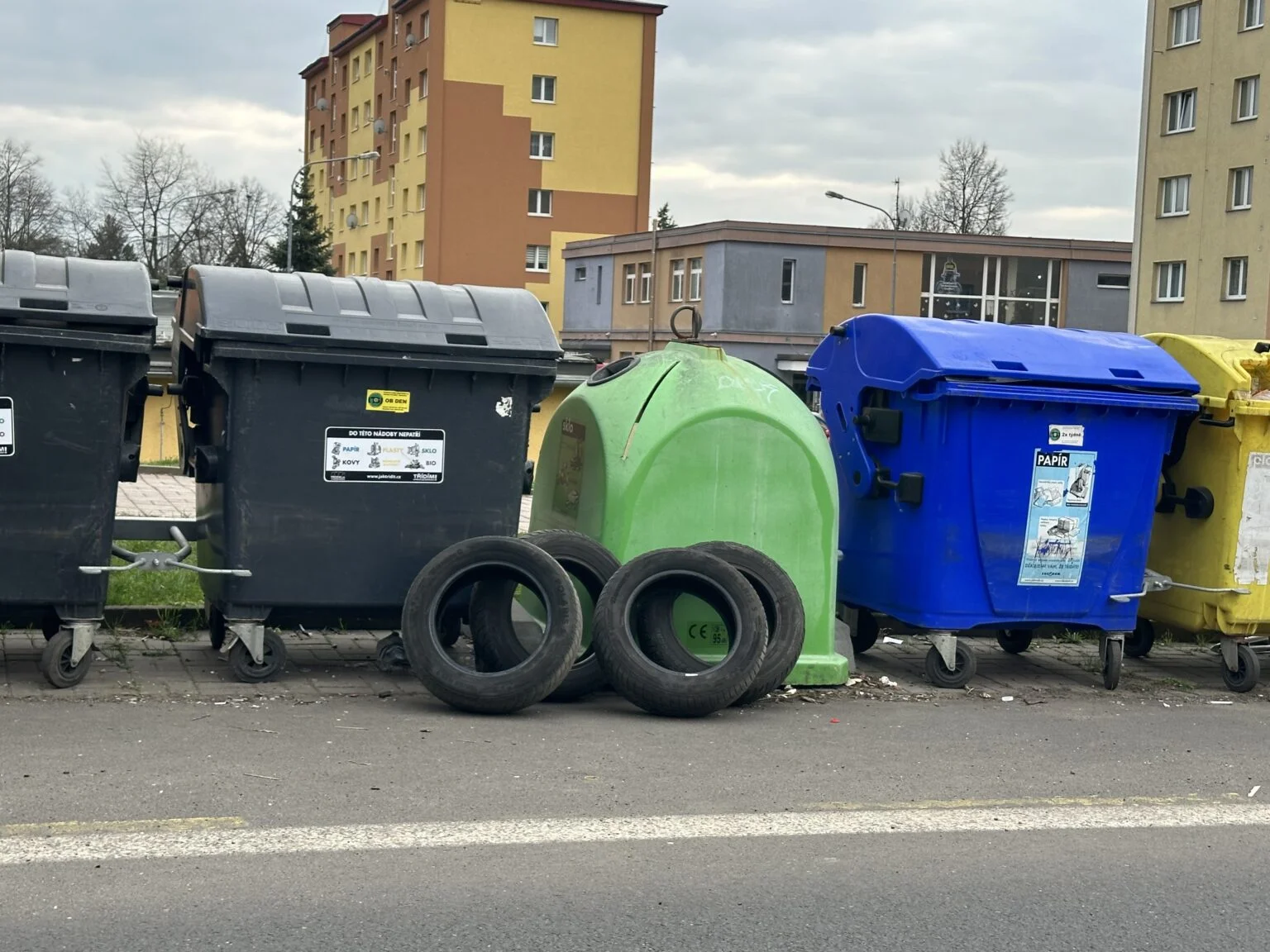 STARÉ PNEUMATIKY NA SBĚRNÝ DVŮR