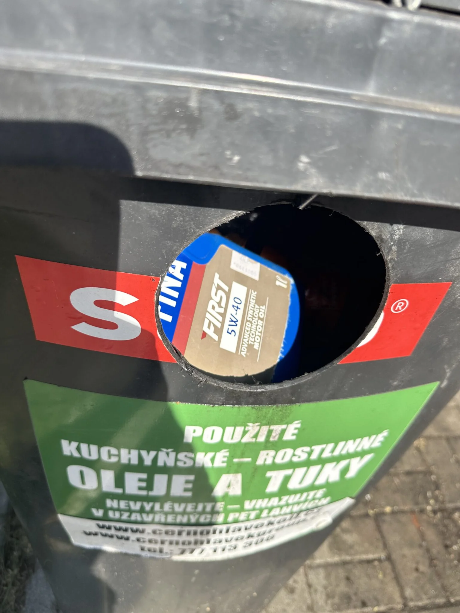 Nádoby na upotřebené kuchyňské oleje – co do nich x nepatří