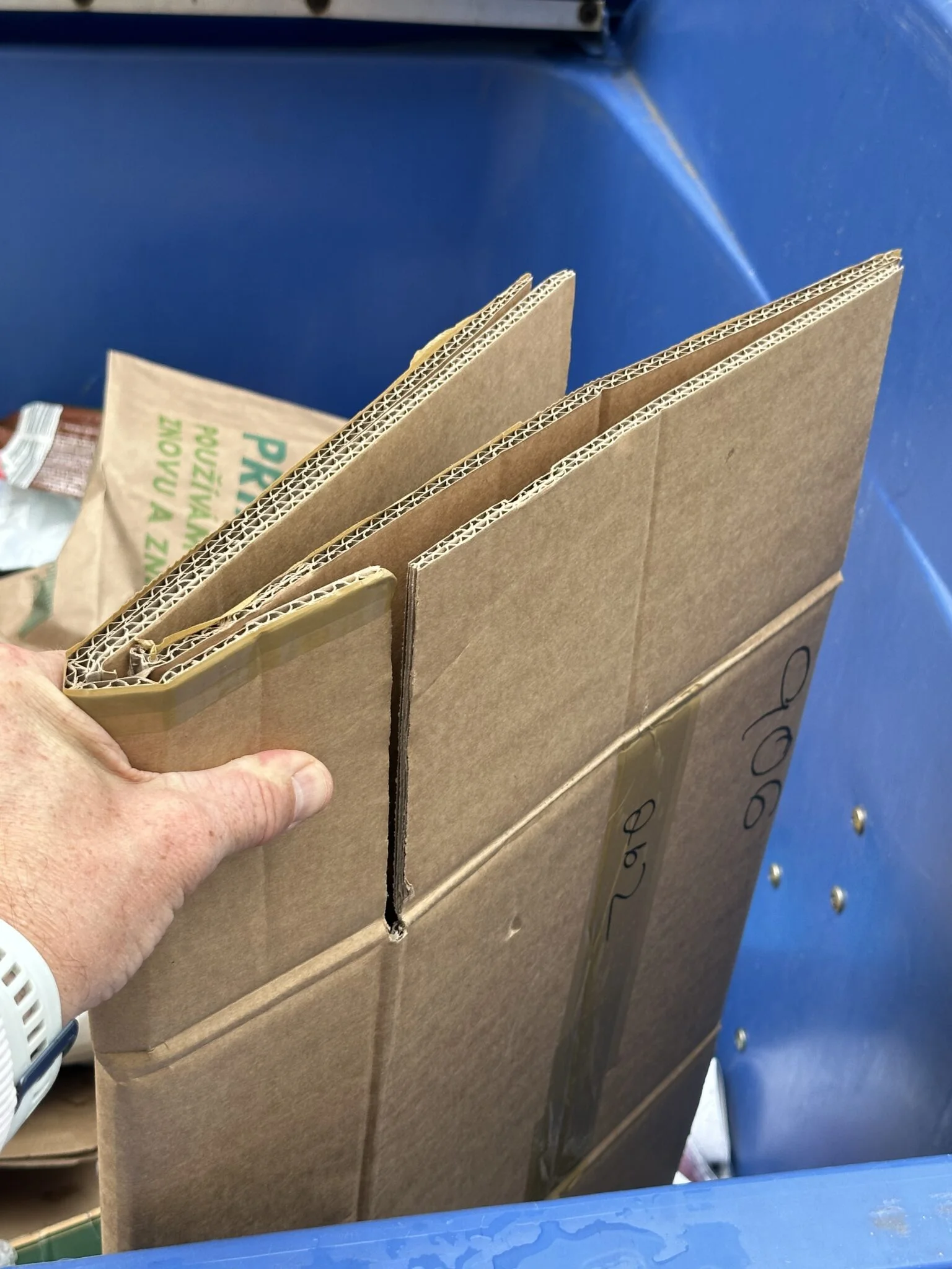 Učíme se sešlapávat papírové krabice, ale zatím ne ještě všude…