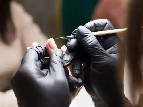 Do czego służą rękawiczki jednorazowe? Sprawdź zastosowania ✅