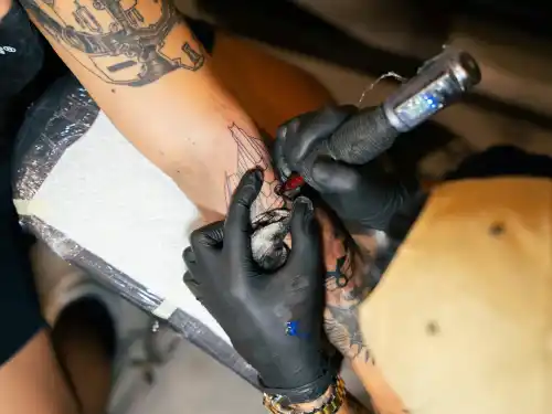 🎨 Rękawiczki do tatuażu – jakie wybierają profesjonaliści?